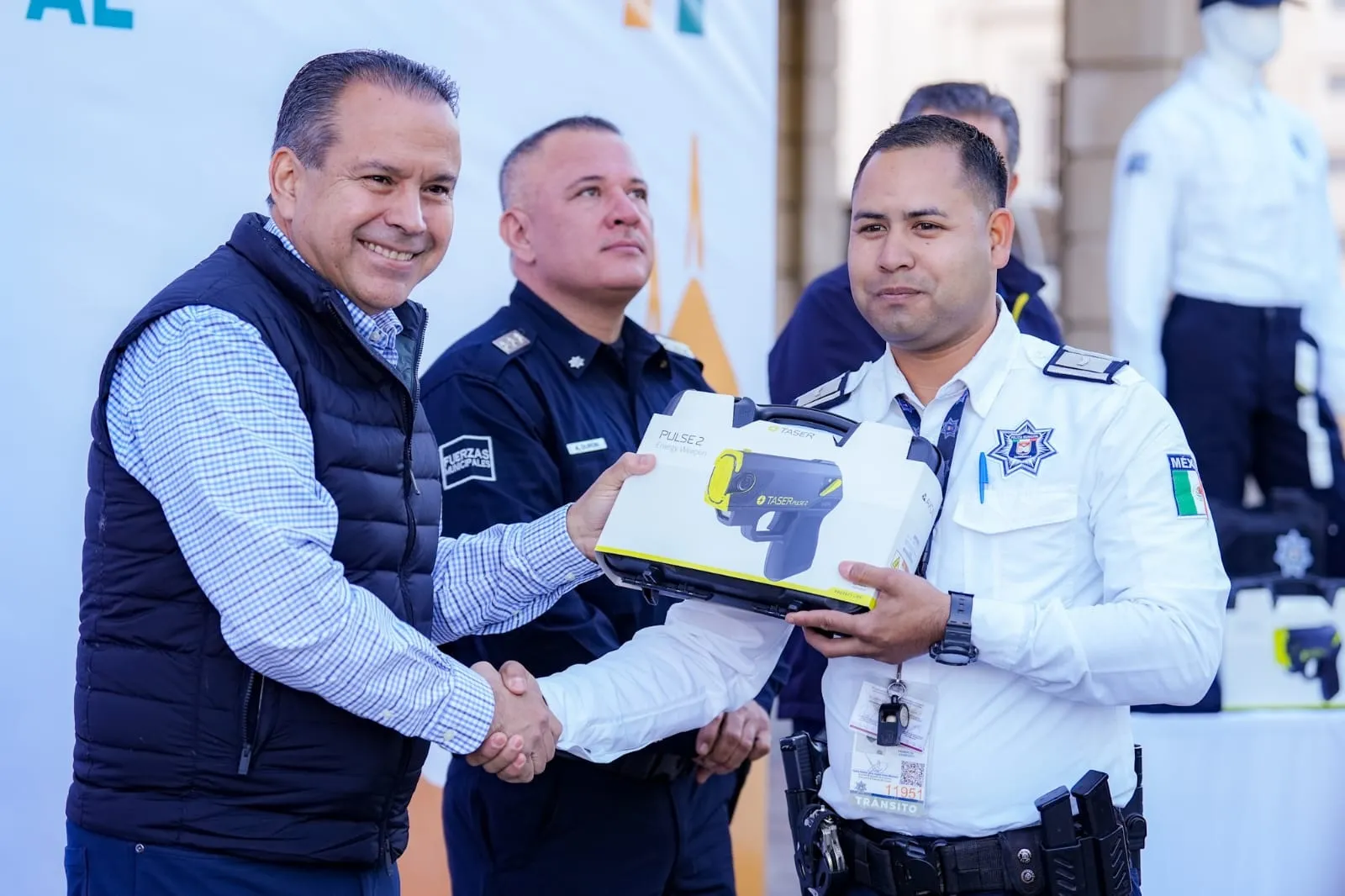 Antonio Astiazarán entrega patrullas híbridas, chalecos y Taser a Policía de Hermosillo