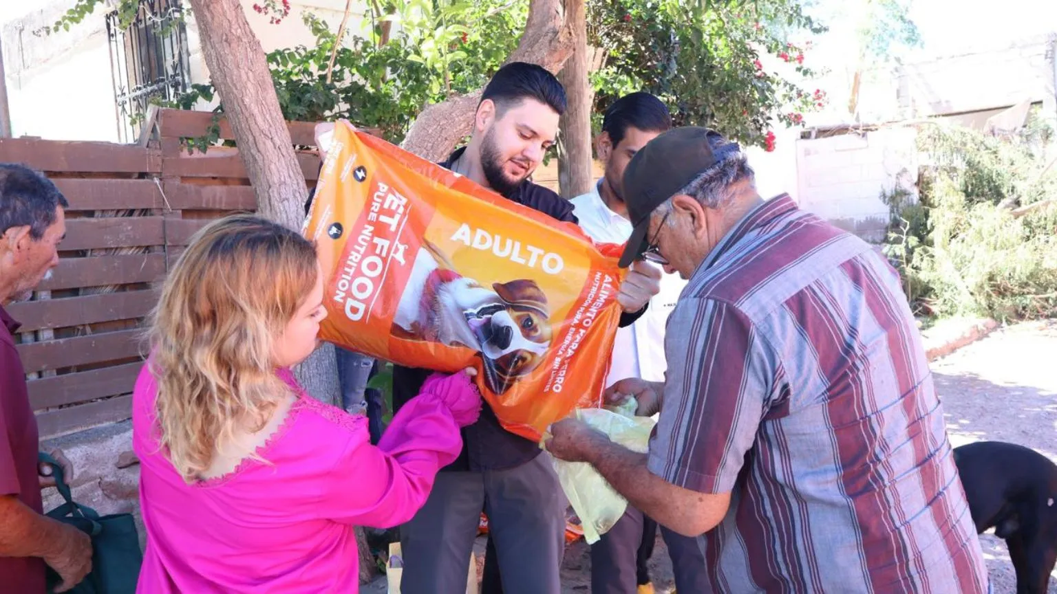 Ayuntamiento de Guaymas entrega croquetas recolectadas en elección del Carnaval