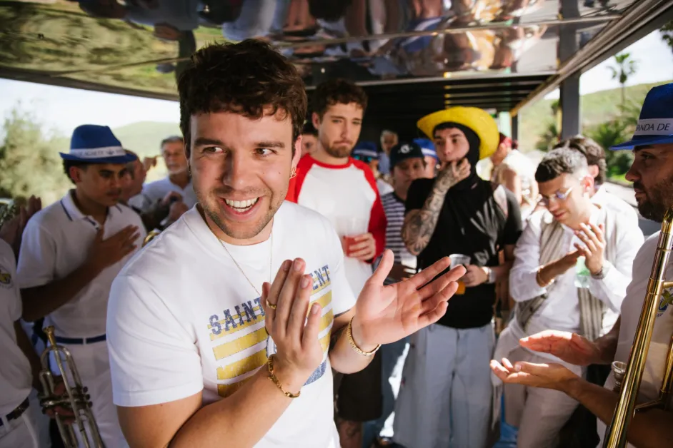 Quevedo debuta en el No. 1 en España con “Ni Borracho”