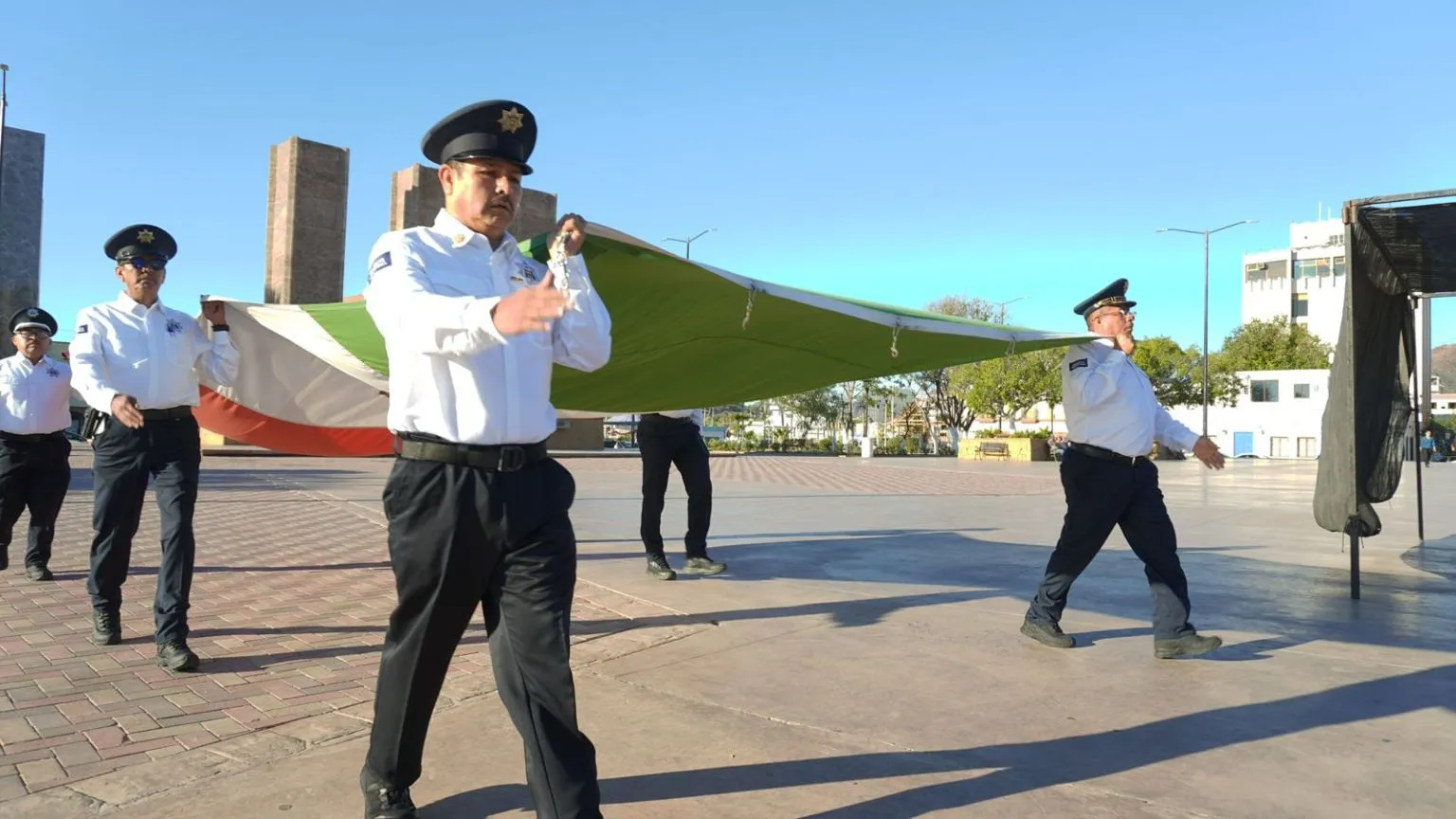 Ayuntamiento de Guaymas realiza izamiento de bandera en Plaza Tres Presidentes